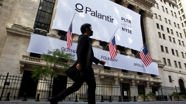 Palantir beats on revenue, expects 30% annual revenue growth through 2025
