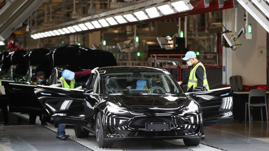 员工在华东上海的特斯拉超级工厂工作，2020年11月20日。美国电动汽车公司特斯拉于2019年在临港新区建造了美国以外的第一家Gigafactory，设计年产能为50万un