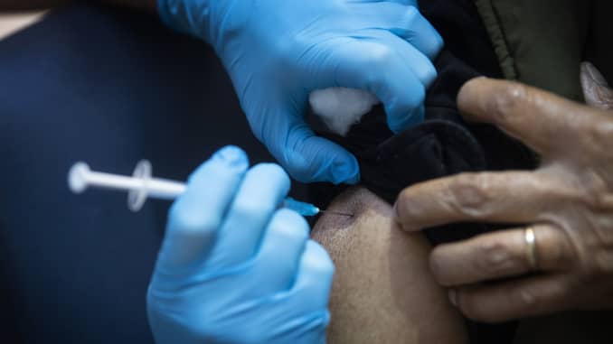 Ένας άνδρας λαμβάνει το πρώτο από τα δύο τρυπήματα εμβολίων Pfizer / BioNTech Covid-19, στο Νοσοκομείο Guy's στο Λονδίνο στις 8 Δεκεμβρίου 2020.