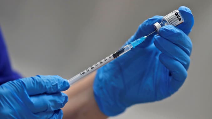 Una enfermera se prepara para administrar la vacuna Pfizer-BioNTech COVID-19 en el Guy's Hospital en Londres, Gran Bretaña, el 8 de diciembre de 2020.