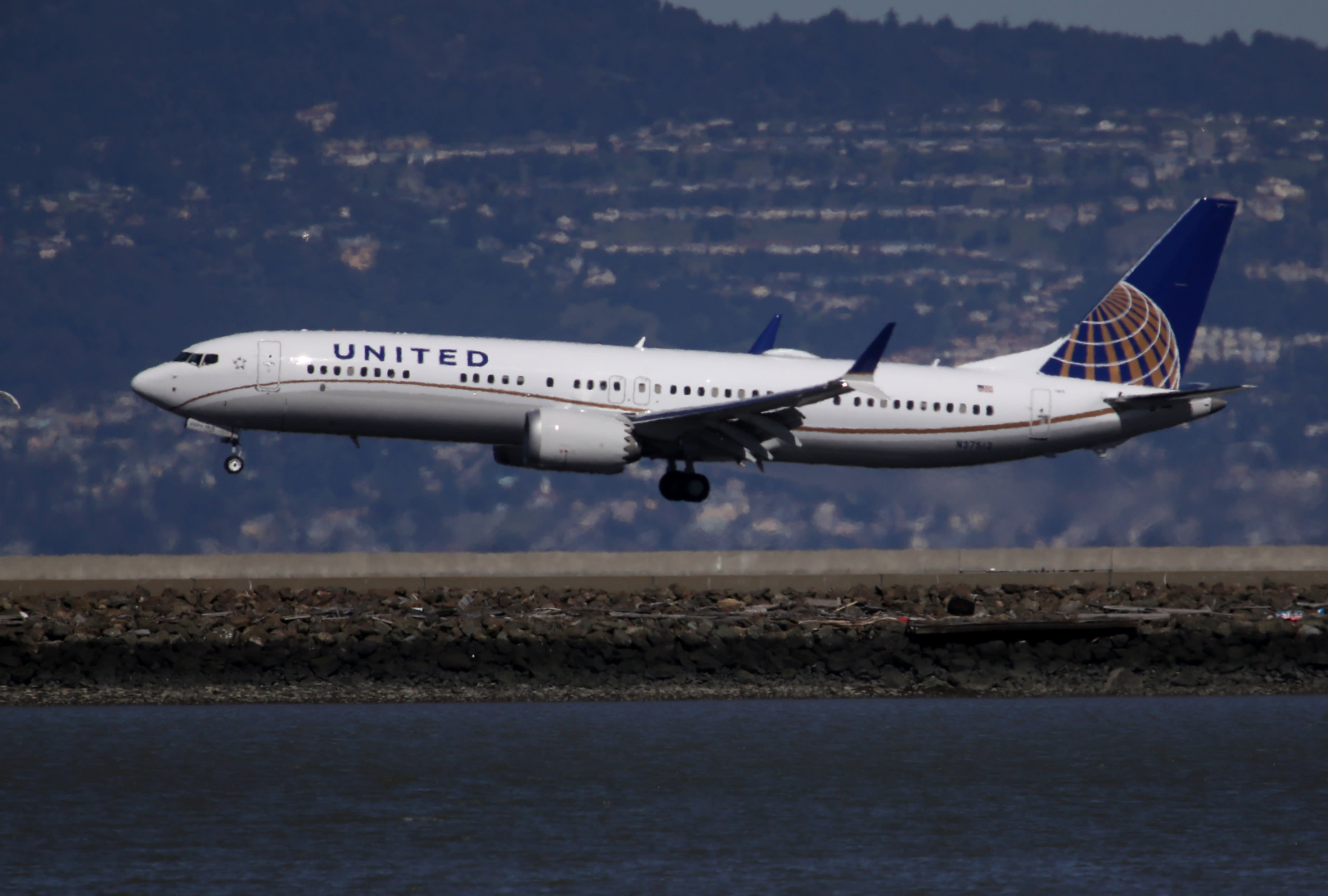 United returns Boeing 737 Max to commercial service after stranding