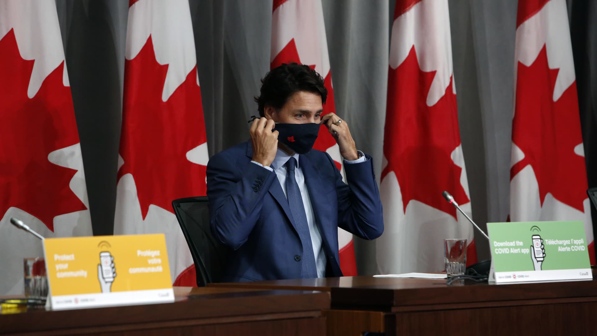 Justin Trudeau, Canada's prime minister, puts on a protective mask after a news conference in Ottawa, Ontario, Canada, on Friday, Sept. 25, 2020.