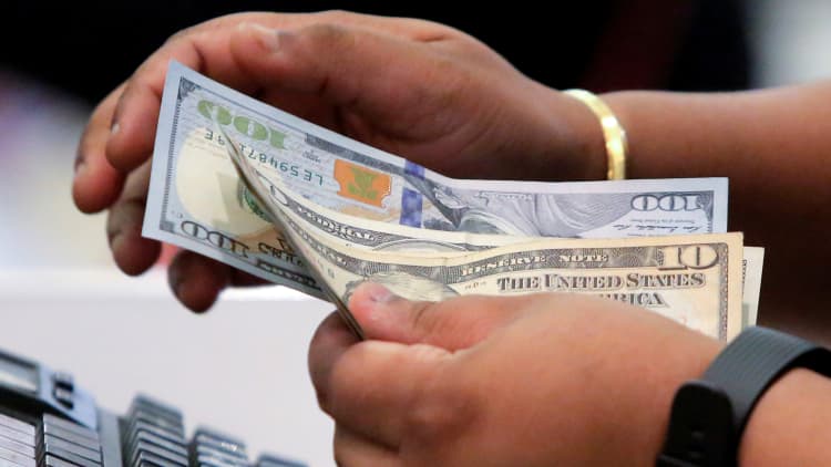He aquí por qué los estadounidenses no pueden guardar dinero en sus bolsillos, incluso cuando reciben un aumento