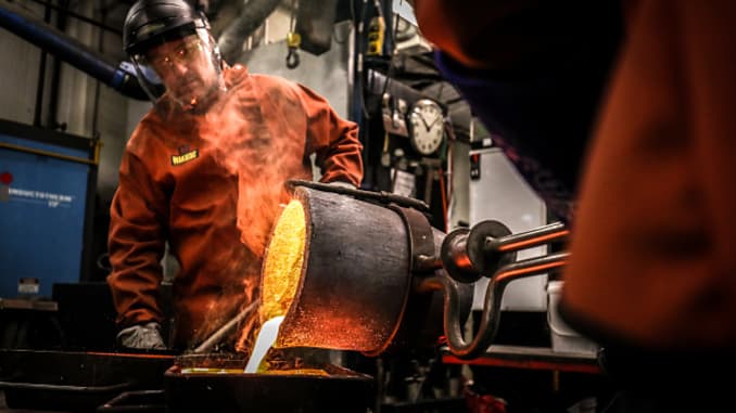 Các công nhân đổ vàng từ nồi nấu vào khuôn tại nhà máy luyện ABC ở Sydney, New South Wales, Australia, hôm thứ Năm, 2/7/2020.