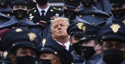 Trump doesn't — then briefly does — wear mask at Army-Navy game