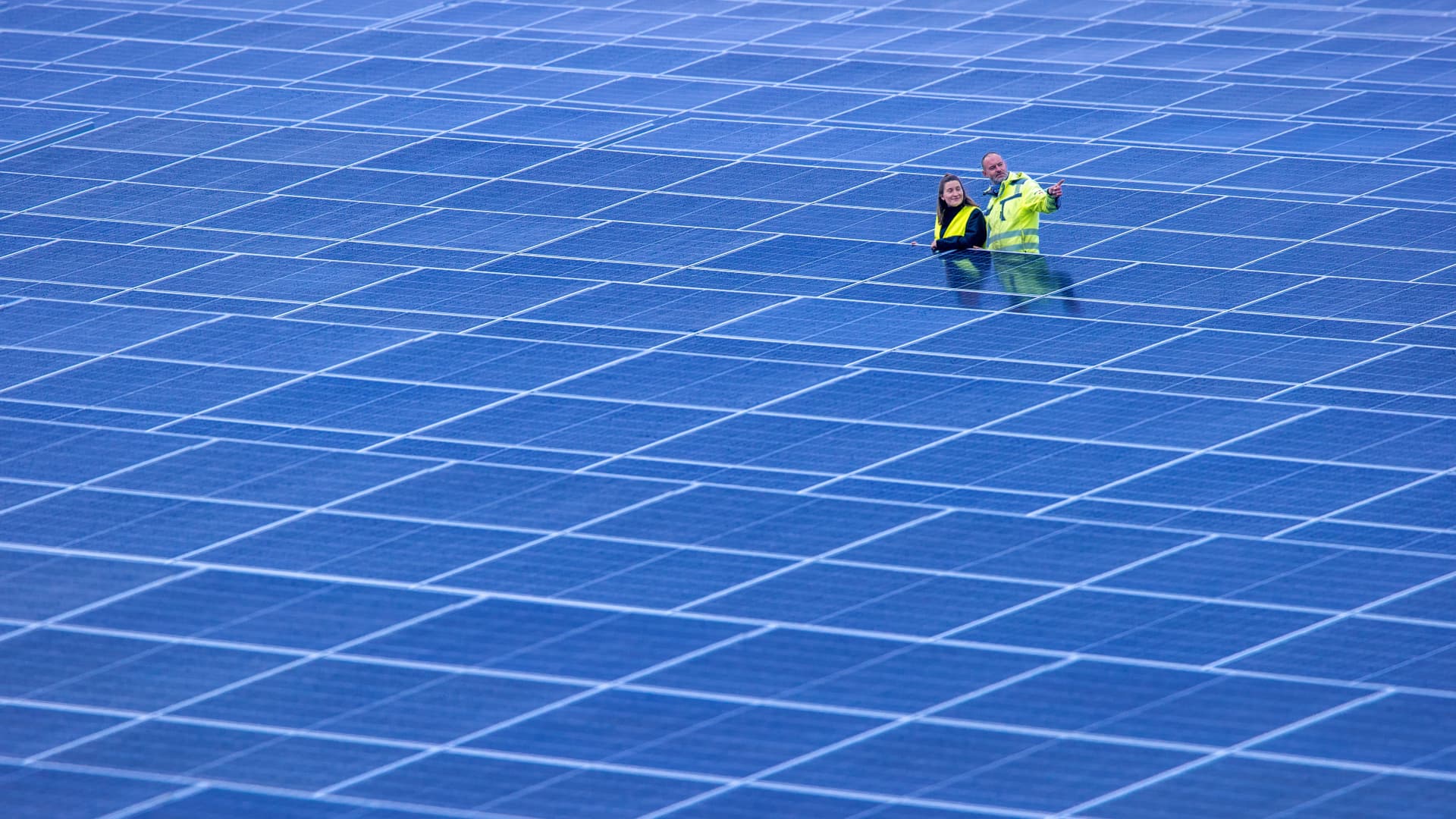 Employees of the company Goldbecksolar are testing a module in a solar park under construction in a former gravel opencast mine.