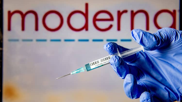 FDA panel recommends approval of Moderna vaccine for emergency use