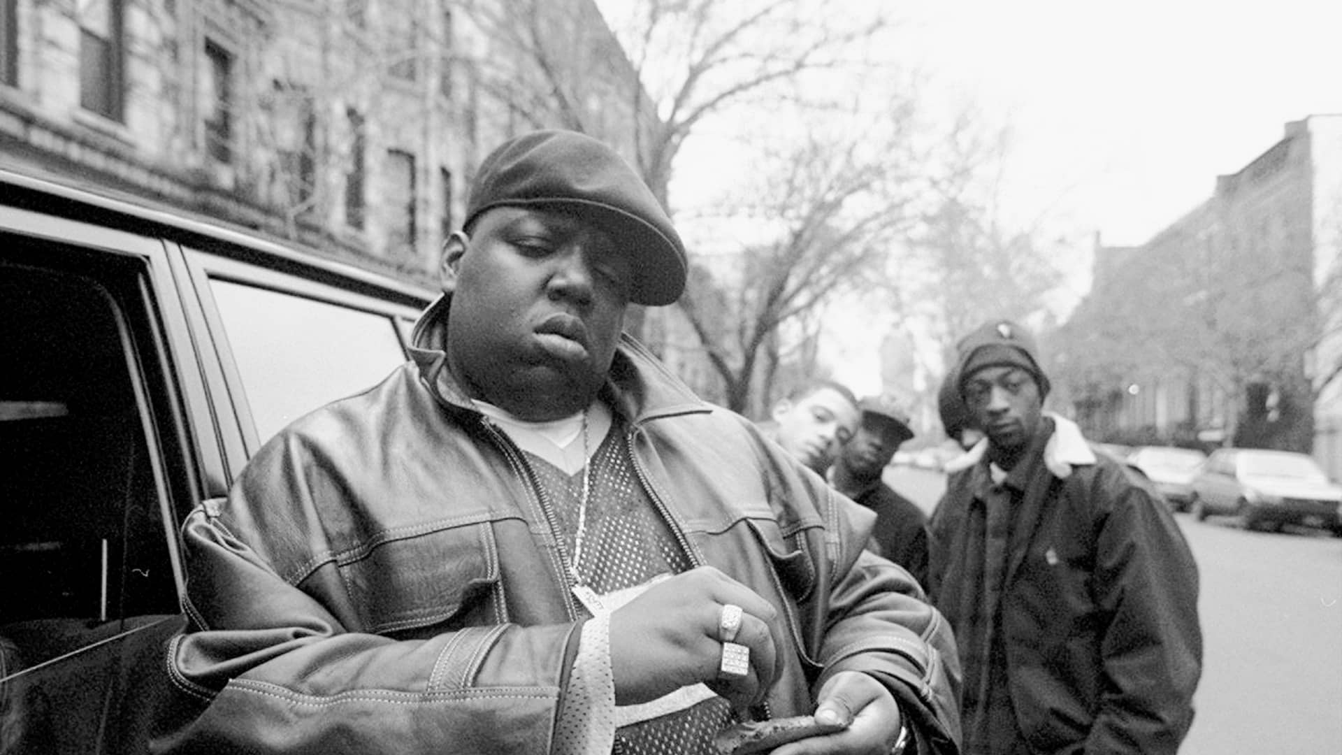 Notorious B.I.G in Brooklyn with Junior Mafia crew in 1995