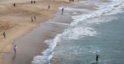 Sydney imposes lockdown on beach suburbs as Covid cluster grows