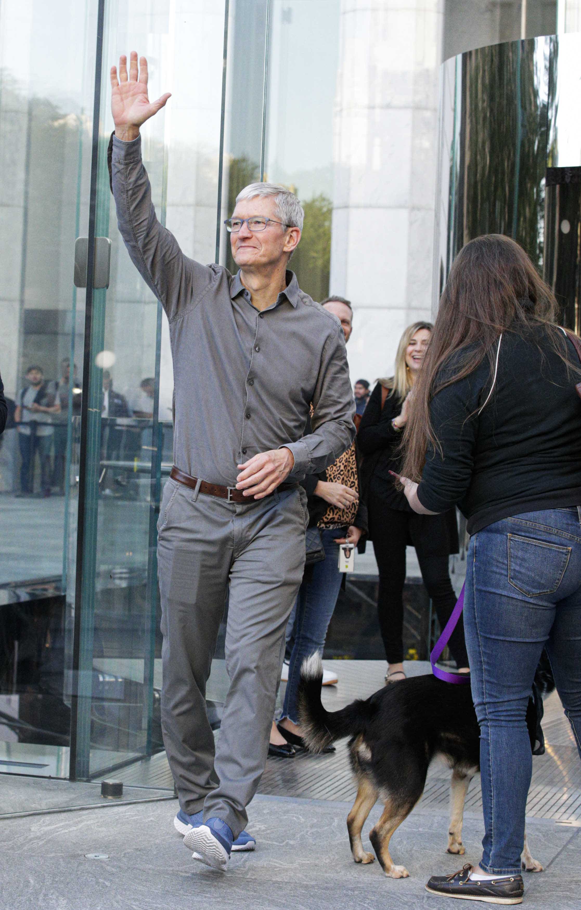 Apple shareholders approve Tim Cook’s share allowance;  increase dividend