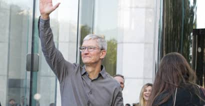 Apple shareholders approve executive compensation