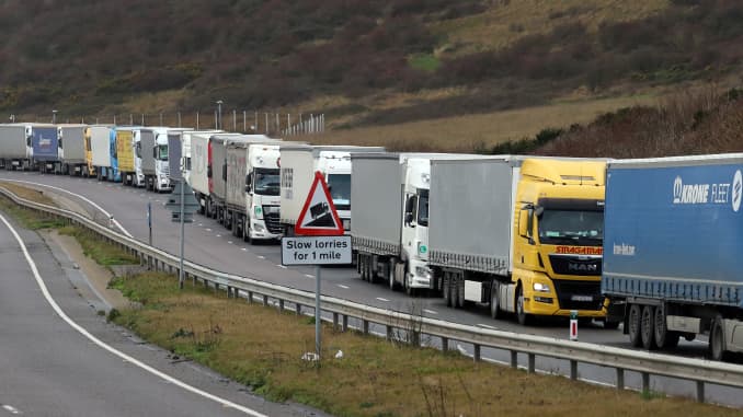 Los camiones hacen cola en la A20 para entrar en el puerto de Dover en Kent.