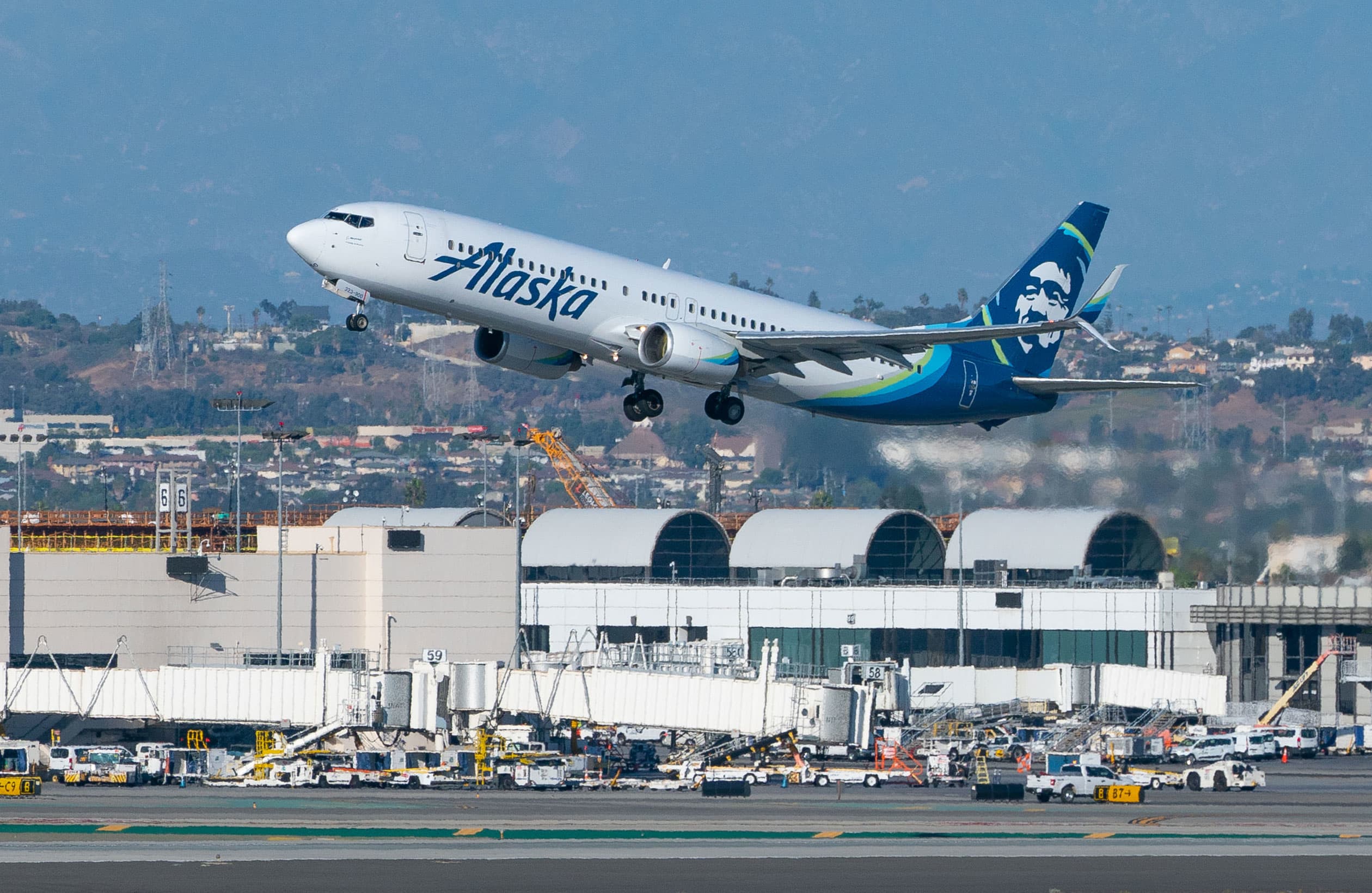 Alaska Airlines makes big bet on Boeing with larger 737 Max order, first sale in US since jets cleared after crashes