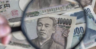 Yen gains, euro squeezed as recovery doubts creep in