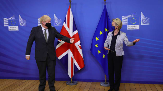 El primer ministro Boris Johnson y la presidenta de la Comisión Europea, Ursula von der Leyen, se reúnen para una cena mientras intentan alcanzar un gran avance en un acuerdo comercial posterior al Brexit el 9 de diciembre de 2020 en Bruselas, Bélgica.