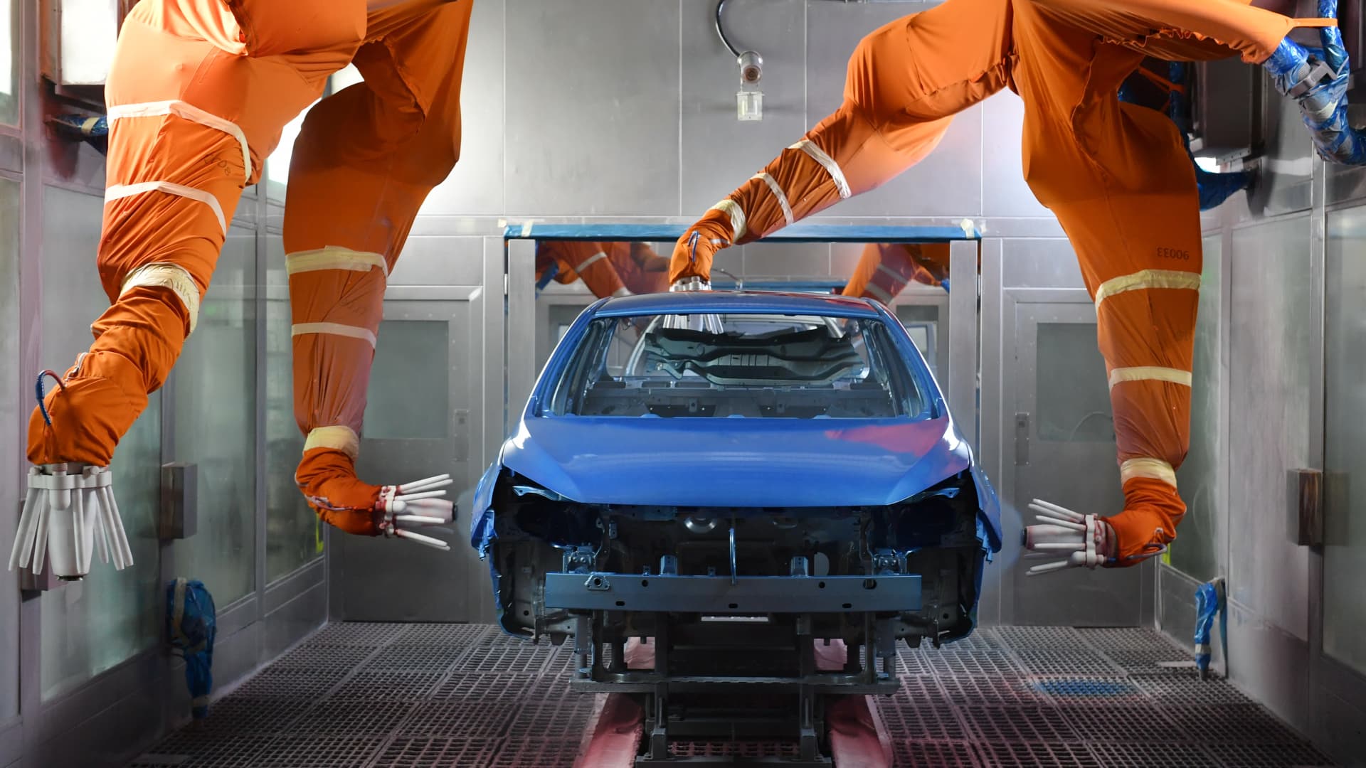 高管宣布与特斯拉电池交易后，中国电动汽车制造商比亚迪股价飙升