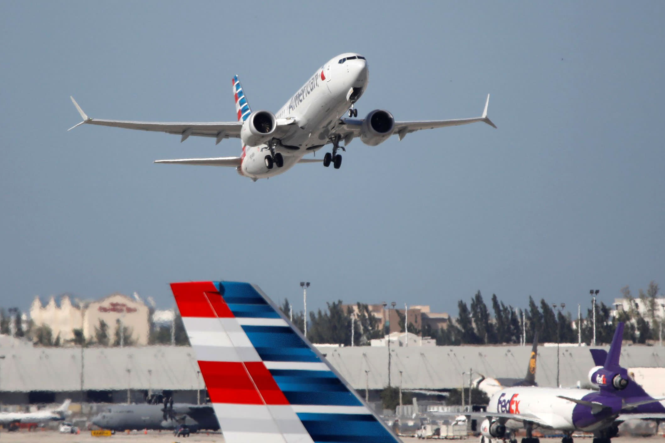 American Airlines plans another $ 1 billion share sale after major march