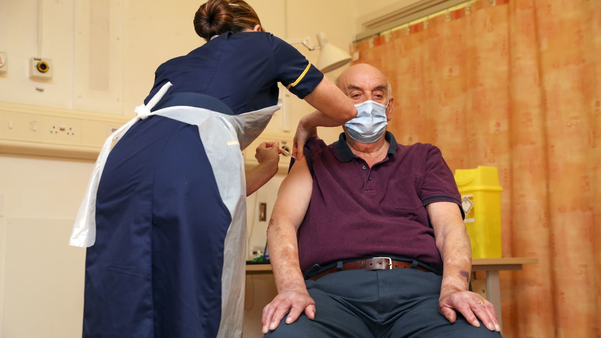 82-year-old Brian Pinker receives the Oxford University/AstraZeneca COVID-19 vaccine from nurse Sam Foster at the Churchill Hospital in Oxford as the NHS increases its vaccination program with 530,000 doses of the newly approved jab available for rollout across the UK on January 4, 2021 in London, England. (Photo by Steve Parsons - WPA Pool/Getty Images)