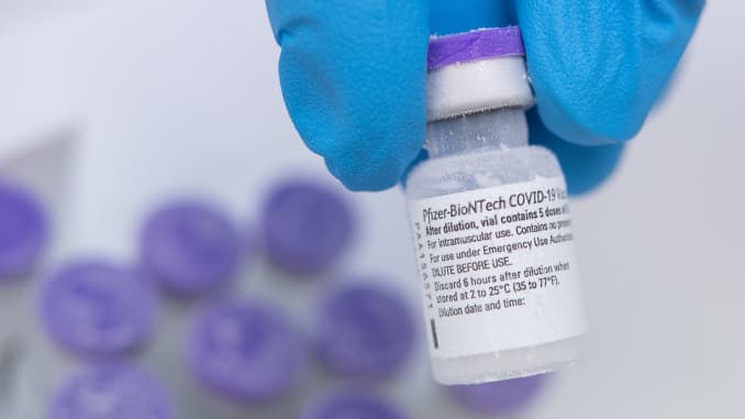 Un médico sostiene entre los dedos una ampolla de la vacuna contra el coronavirus de BioNTech y Pfizer en la farmacia del Hospital Universitario de Tübingen (UKT).