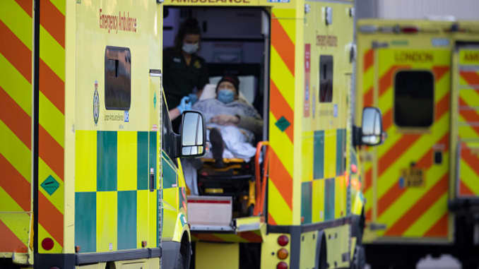 Los pacientes llegan en ambulancias al Royal London Hospital, el 5 de enero de 2021 en Londres, Inglaterra.  El primer ministro británico pronunció un discurso en la televisión nacional el lunes por la noche anunciando que Inglaterra entrará en su tercer cierre de la pandemia del covid-19.  Esta semana, el Reino Unido registró más de 50.000 nuevos casos confirmados de Covid por séptimo día consecutivo.