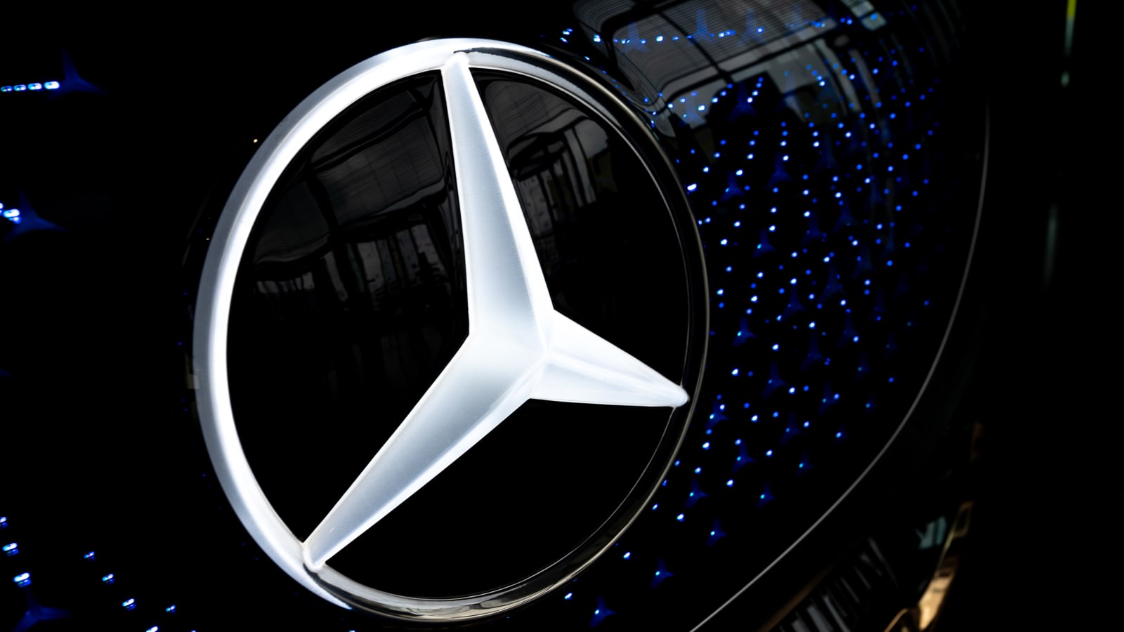 Daimler S Mercedes Benz Triples Electric Car Sales
