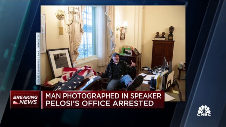 Man photographed in Speaker Pelosi's office arrested
