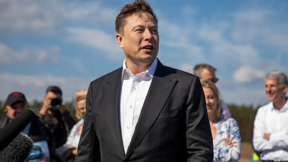 El jefe de Tesla, Elon Musk, habla con la prensa cuando llega para ver el sitio de construcción de la nueva Gigafábrica de Tesla cerca de Berlín el 3 de septiembre de 2020 cerca de Gruenheide, Alemania.