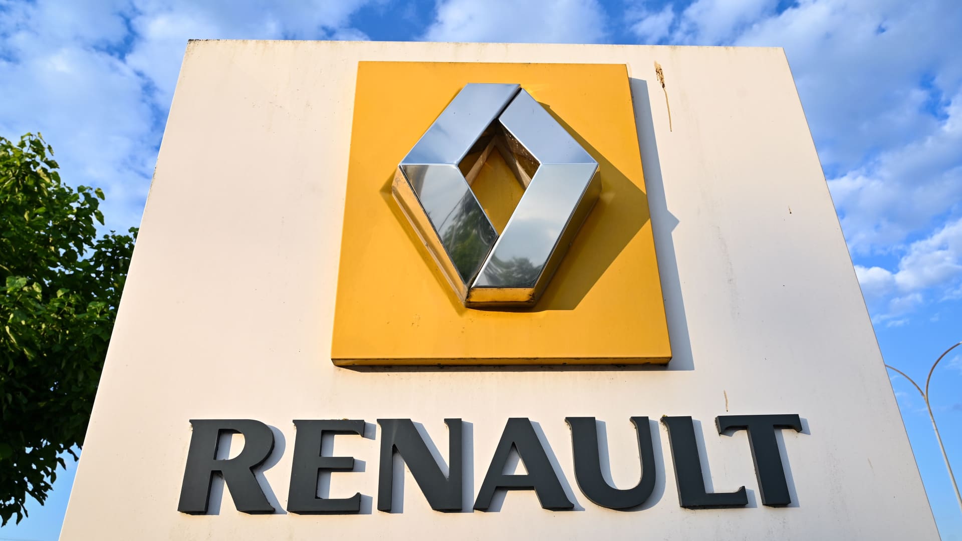 Renault CEO questions wisdom of electric vehicle price cuts