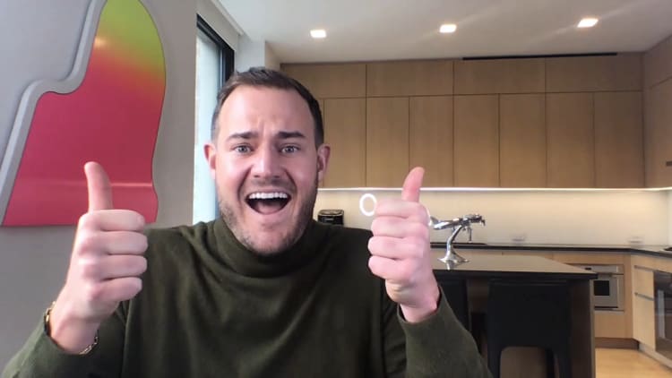The Points Guy reacts to a 24-year-old earning $100K while living at home