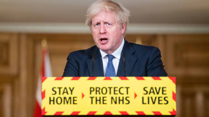 El primer ministro del Reino Unido, Boris Johnson, habla durante una conferencia de prensa sobre el coronavirus (COVID-19) en Downing Street el 15 de enero de 2021 en Londres, Inglaterra.