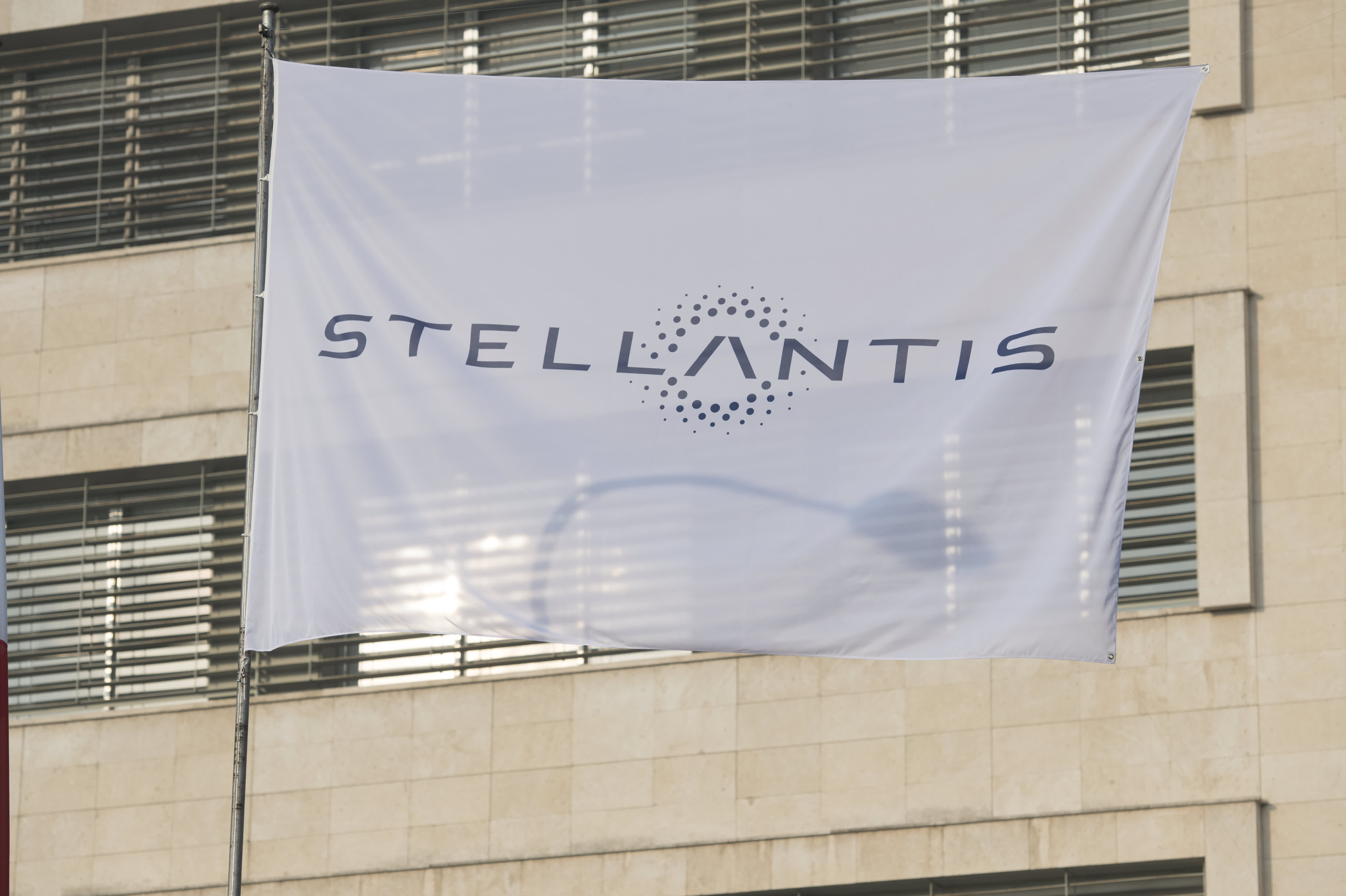 Stellantis rallies on first trading day after $ 52 billion merger