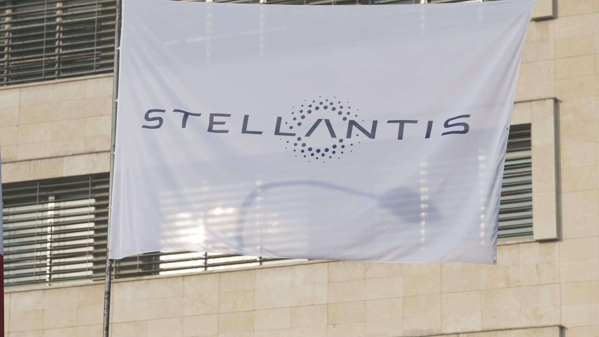 Stellantis plans $2.8 billion EV overhaul of Canadian factories