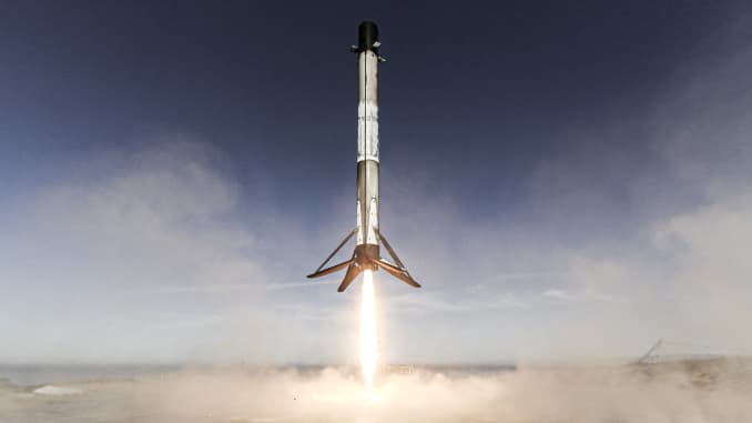 Um foguete impulsionador Falcon 9 pousa após o lançamento da missão Sentinel-6.