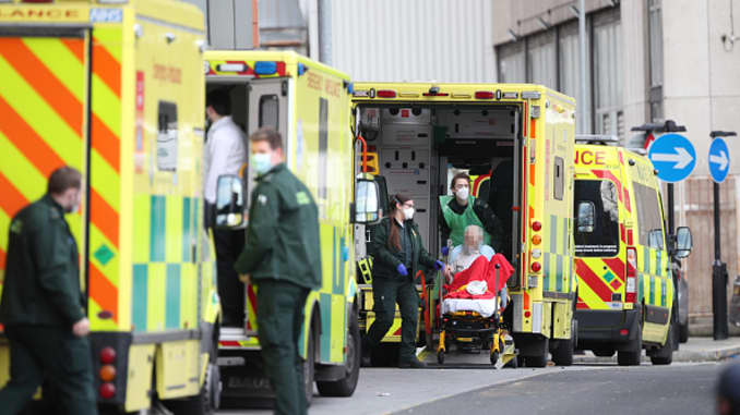Un paciente y paramédicos fuera de las ambulancias en el Royal London Hospital en Londres, durante el tercer cierre nacional de Inglaterra para frenar la propagación del coronavirus.  Fecha de la fotografía: jueves 21 de enero de 2021.