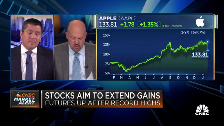 Cramer breaks down analysts' pre-earnings Apple calls