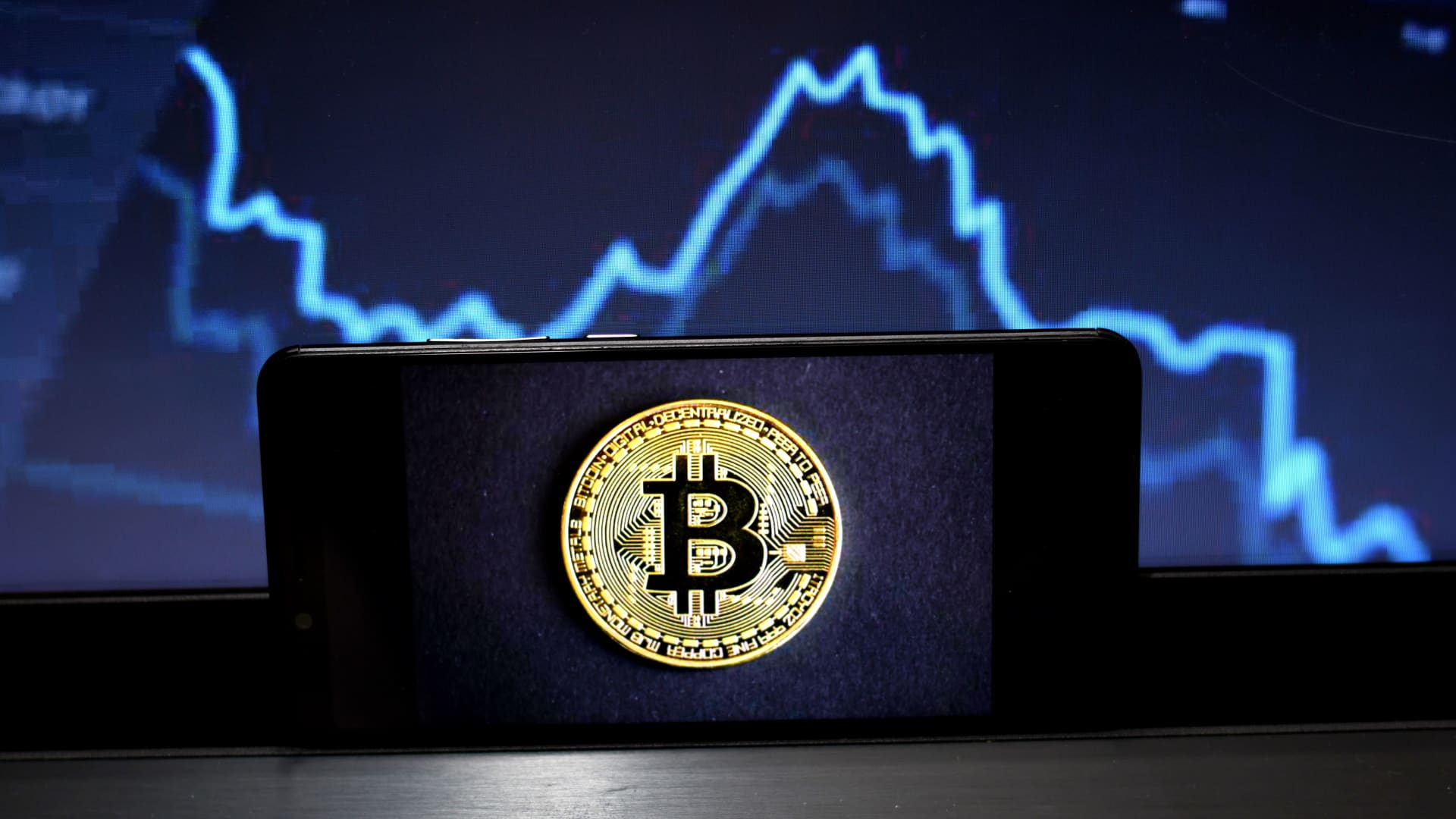Bitcoin breaks below ,000, bringing decline from ETF highs to more than 20% 