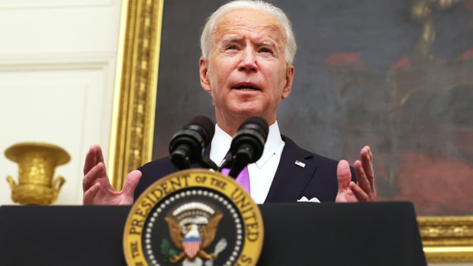 Präsident Joe Biden spricht während einer Veranstaltung im State Dining Room des Weißen Hauses am 21. Januar 2021 in Washington, DC.