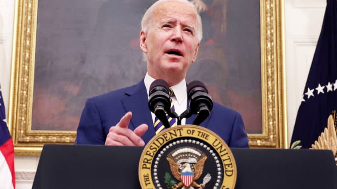 El presidente de los Estados Unidos, Joe Biden, habla sobre los planes de su administración para responder a la crisis económica durante un evento de respuesta a la enfermedad por coronavirus (COVID-19) en el Comedor Estatal de la Casa Blanca en Washington, el 22 de enero de 2021.