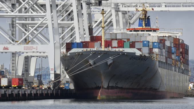 Un carguero se encuentra en el puerto de Long Beach, California.