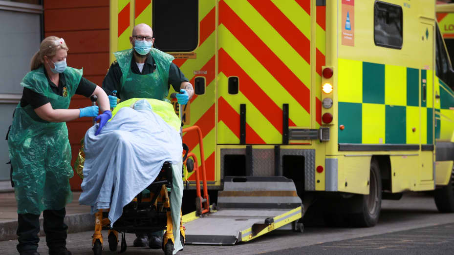 Los trabajadores de la salud transportan a un paciente al Royal London Hospital, mientras continúa la propagación de la enfermedad por coronavirus (COVID-19), en Londres, Gran Bretaña, el 26 de enero de 2021.