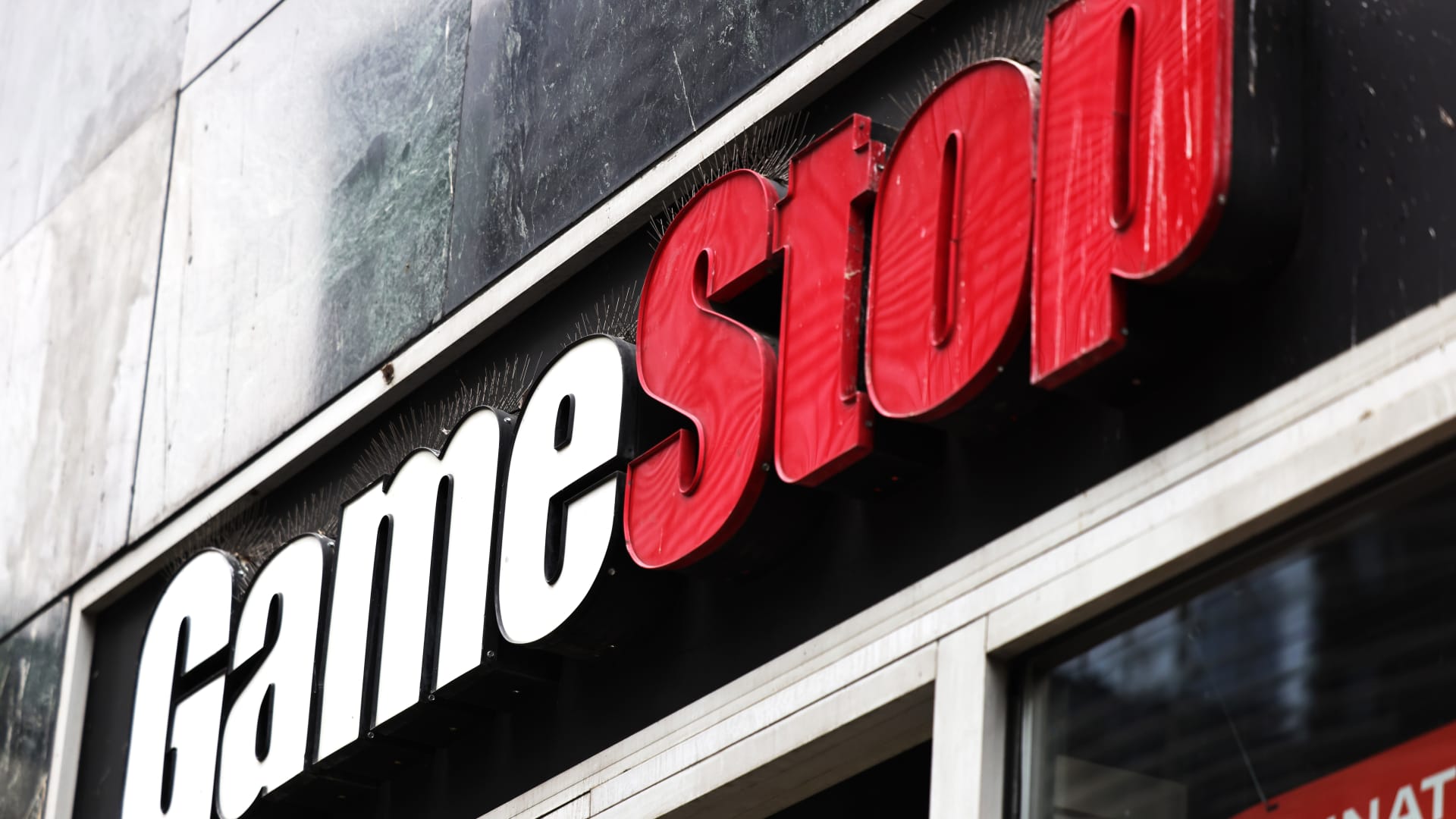'You will lose your money very, very quickly': What investors need to know about GameStop's stock surge