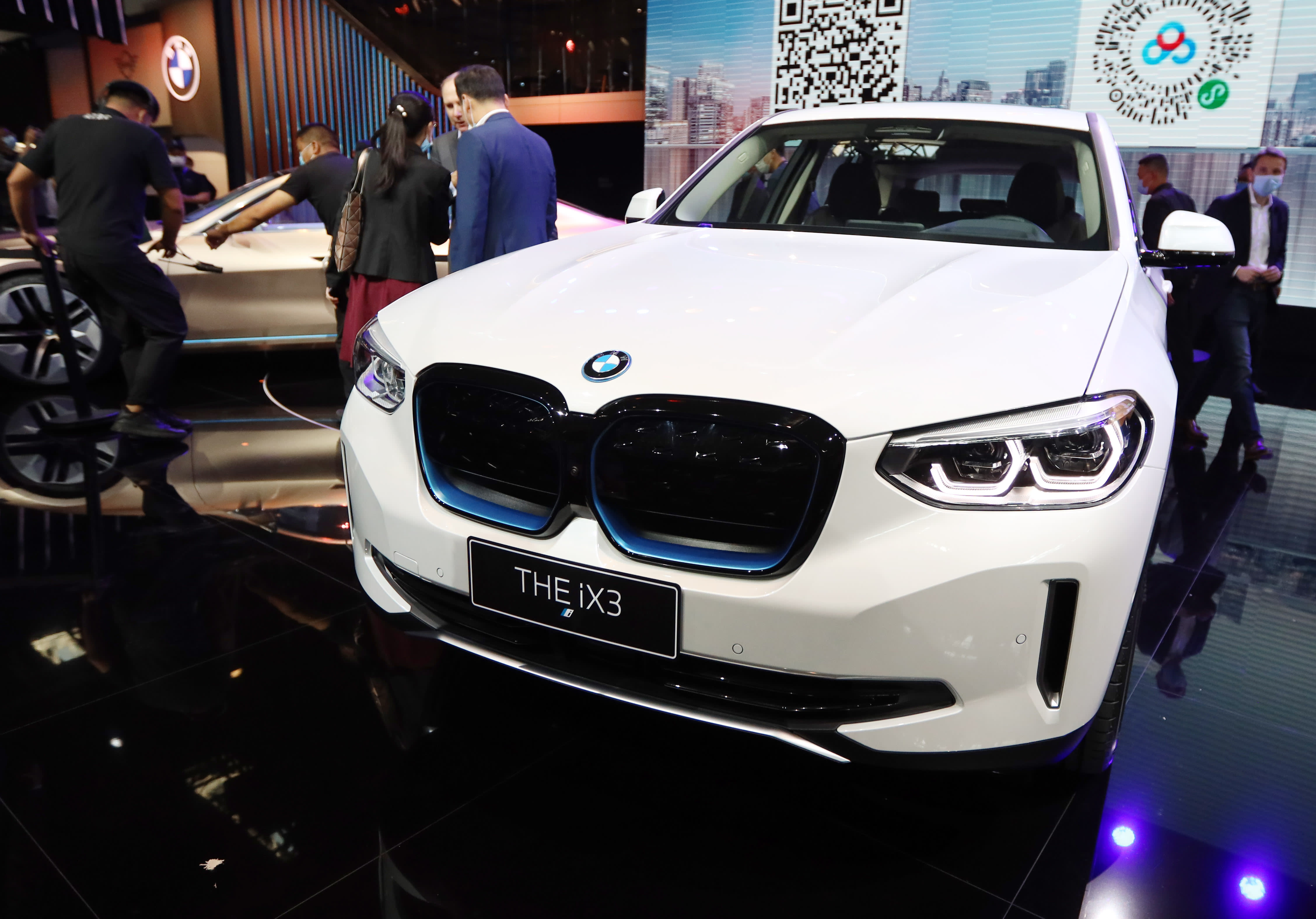 BMW slashes prices for its electric SUV made in China by $ 10,000