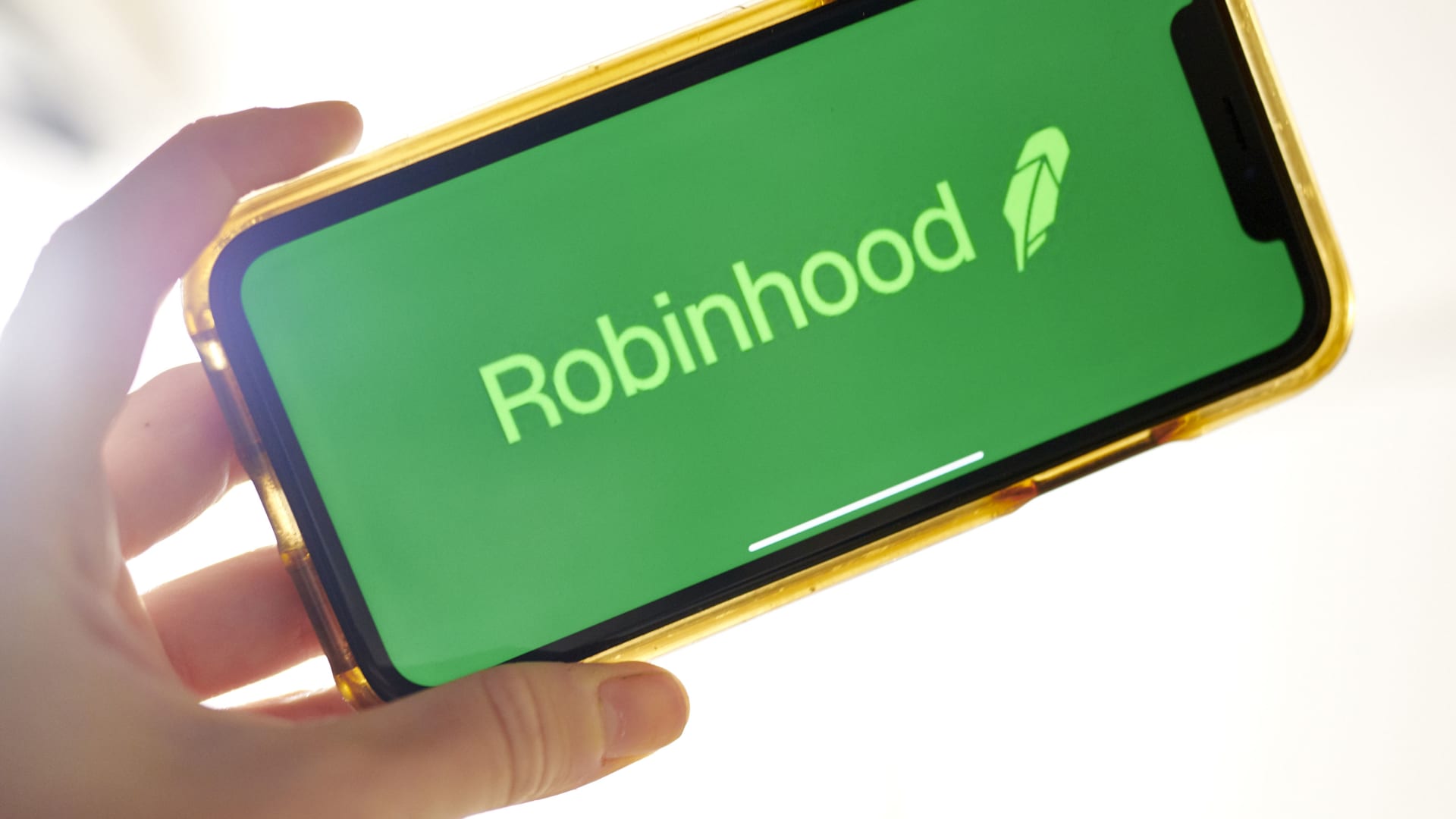 Robinhood reports shrinking revenue, fewer active users - CNBC