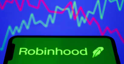 Cramer urges investors to take profits in Robinhood as it becomes a meme stock