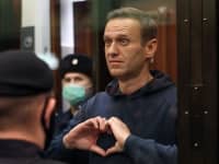 El activista de la oposición rusa Alexei Navalny hace un gesto con el corazón durante una audiencia sobre una solicitud del Servicio Penitenciario Federal de Rusia para convertir su sentencia suspendida de tres años y medio en el caso Yves Rocher en una pena de cárcel real.