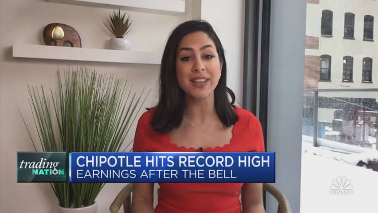 Trading Nation: Chipotle hits record high ahead of its earnings — Here's what to watch
