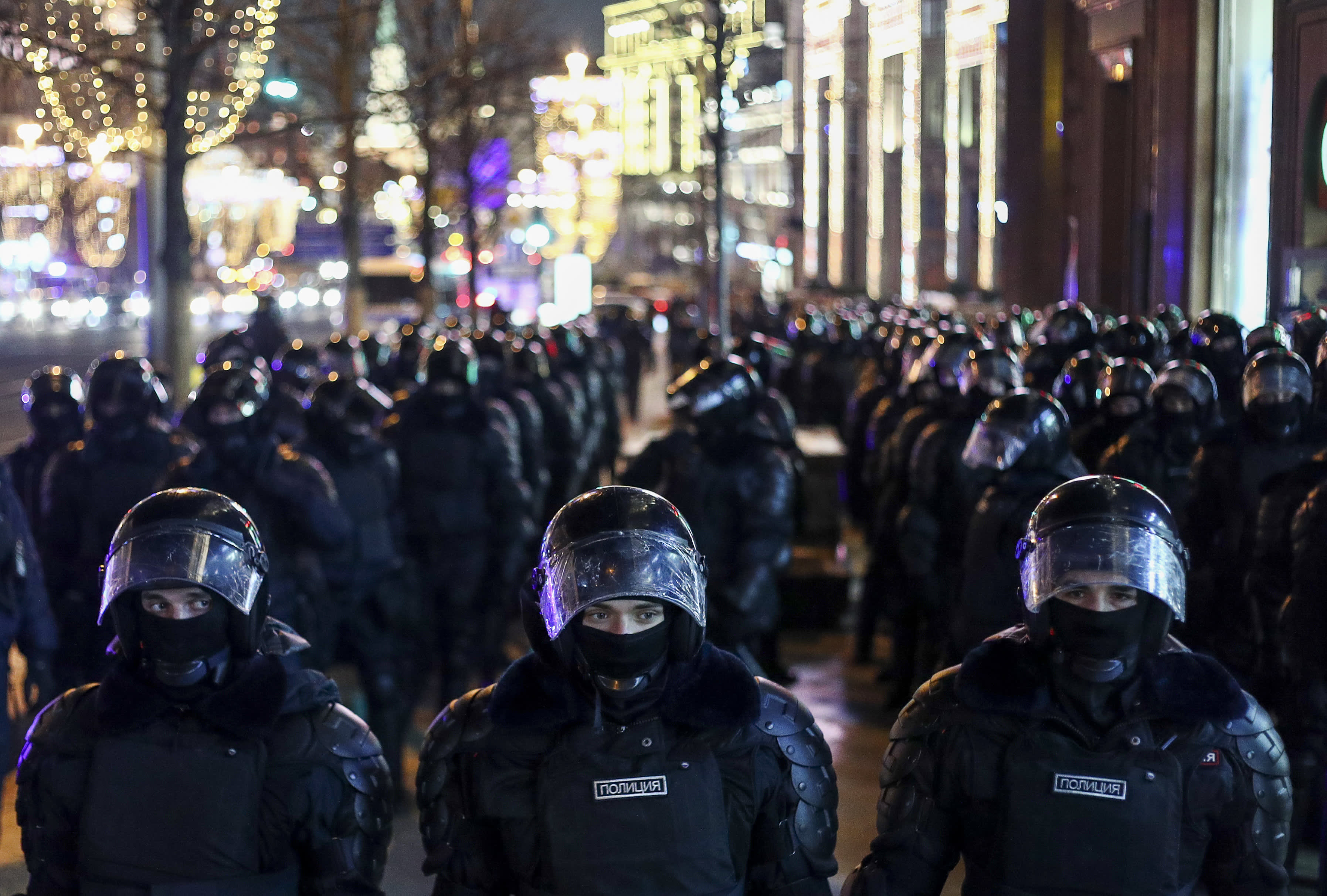 Омон возле крокус сити. Москва протесты ОМОН 2021. Толпа ОМОНА.