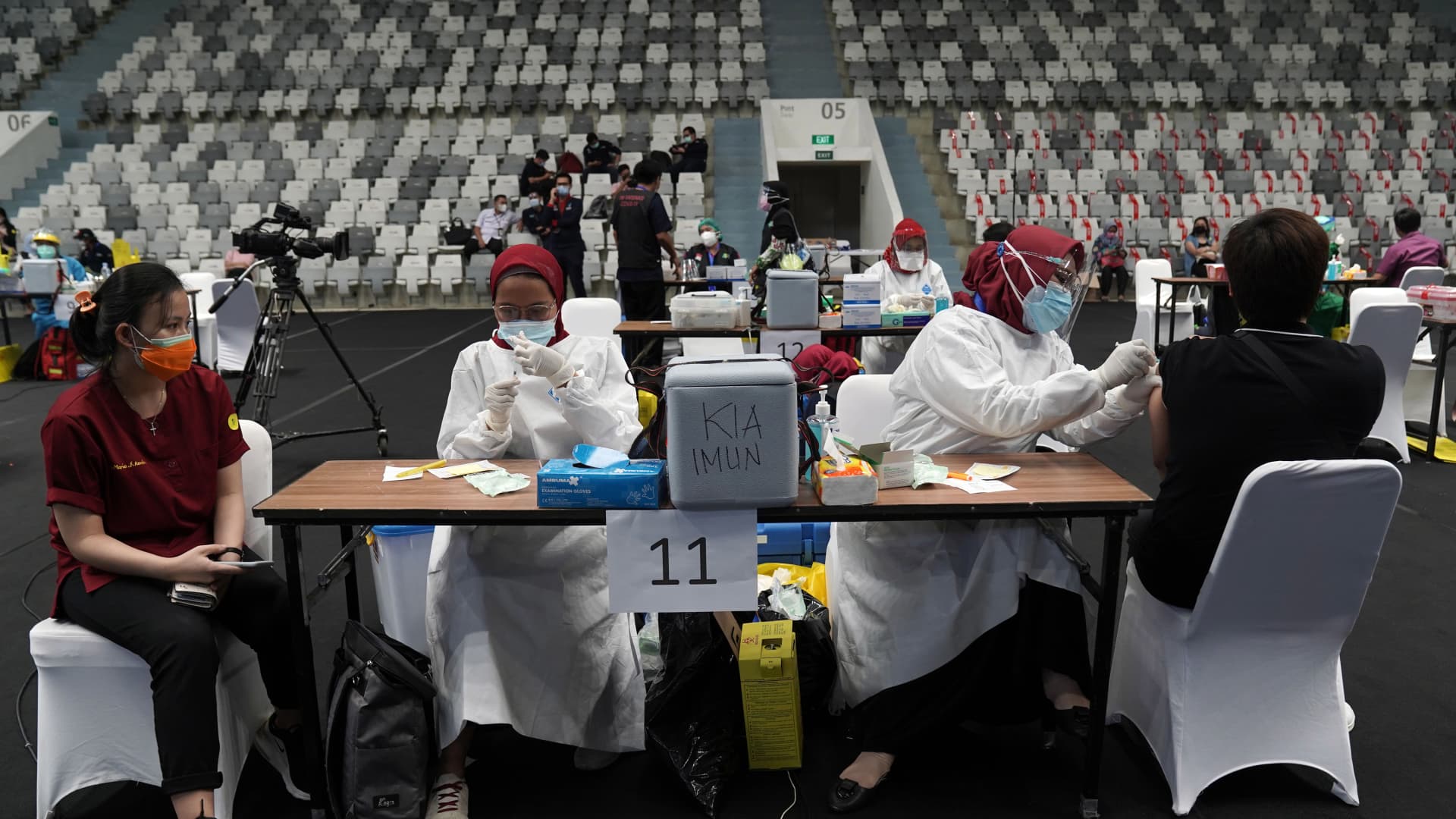 Healthcare workers receive a dose of the Sinovac Biotech Ltd. Covid-19 vaccine at the Istora Senayan Sports Complex in Jakarta, Indonesia, on Thursday, Feb. 4, 2021.