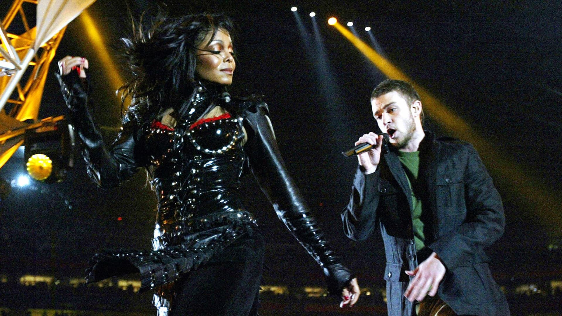 Janet Jackson and Justin Timberlake perform at half-time at Super Bowl XXXVIII at Reliant Stadium, 01 February 2004 in Houston.
