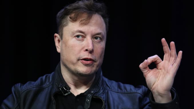 Elon Musk, người sáng lập và kỹ sư trưởng của SpaceX phát biểu tại Hội nghị và Triển lãm Vệ tinh 2020 vào ngày 9 tháng 3 năm 2020 tại Washington, DC.  Musk đã trả lời một loạt câu hỏi liên quan đến các dự án SpaceX trong lần xuất hiện tại hội nghị.